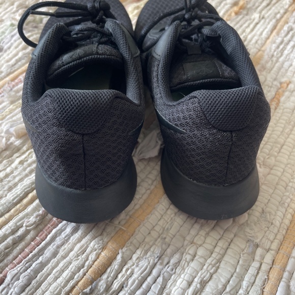 EUC Men’s Nike Tanjun Shoe / Sneakers Black Barely Bolt Size 9 - Picture 6 of 8